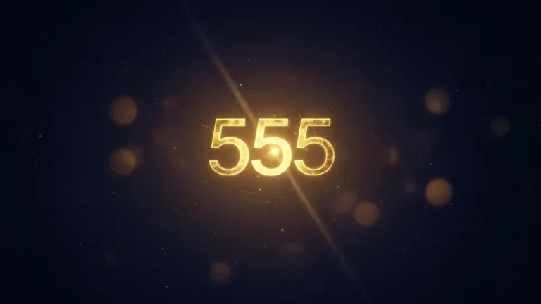 Liczba 555 swiecaca zlotym swiatlem na tle nocnego nieba pelnego gwiazd - znaczenie anielskie