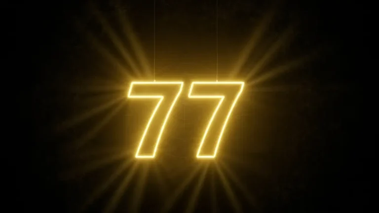 Liczba 777 swiecaca zlotym swiatlem na ciemnym tle z motywem duchowego przebudzenia i energii anielskiej