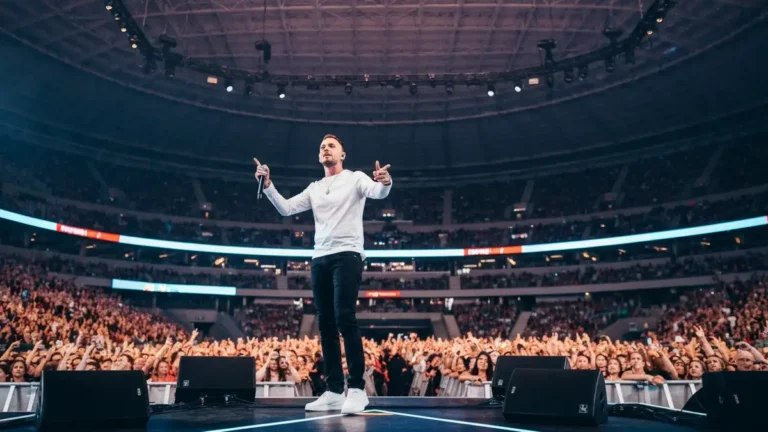 Dawid Podsiadło na scenie Stadionu Narodowego, świetlisty neon, koncert, majątek artysty