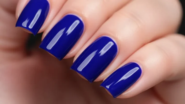 Profesjonalny lakier hybrydowy Indigo w kolorze indygo na paznokciach - manicure hybrydowa