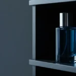 Eleganckie flakon perfum w jasnym, minimalistycznym wnętrzu - idealny przykład prawidłowego przechowywania