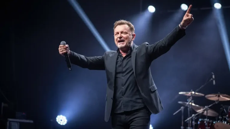 Kazik Staszewski - wokalista zespołu Kult na scenie