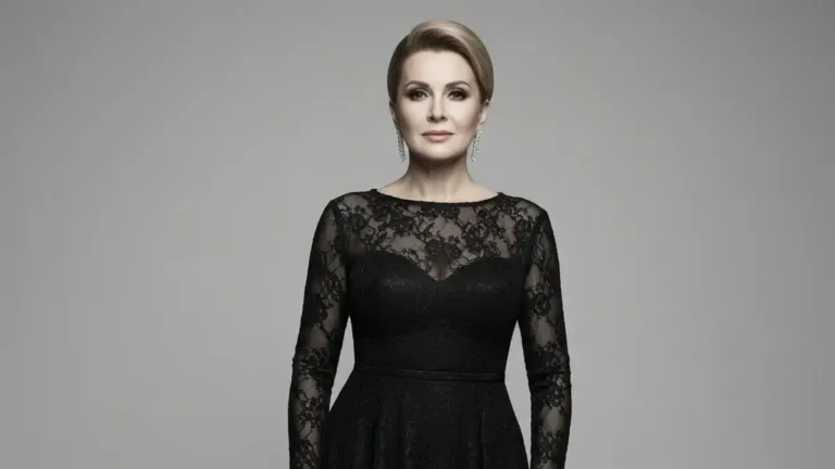 Monika Brodka - polska piosenkarka, wokalistka, portret 3:4