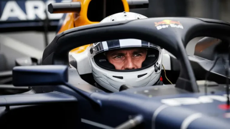 Robert Kubica w samochodzie wyścigowym Formuły 1 w kombinezonie zespołu