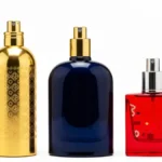 Trzy butelki perfum: oryginalny YSL Black Opium, budżetowy klon i perfumy mid-range na białym tle z różowymi akcentami